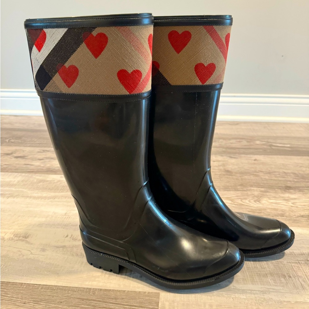 Women’s Authentic Burberry Red Hearts and House Check Rain Boots Size 39